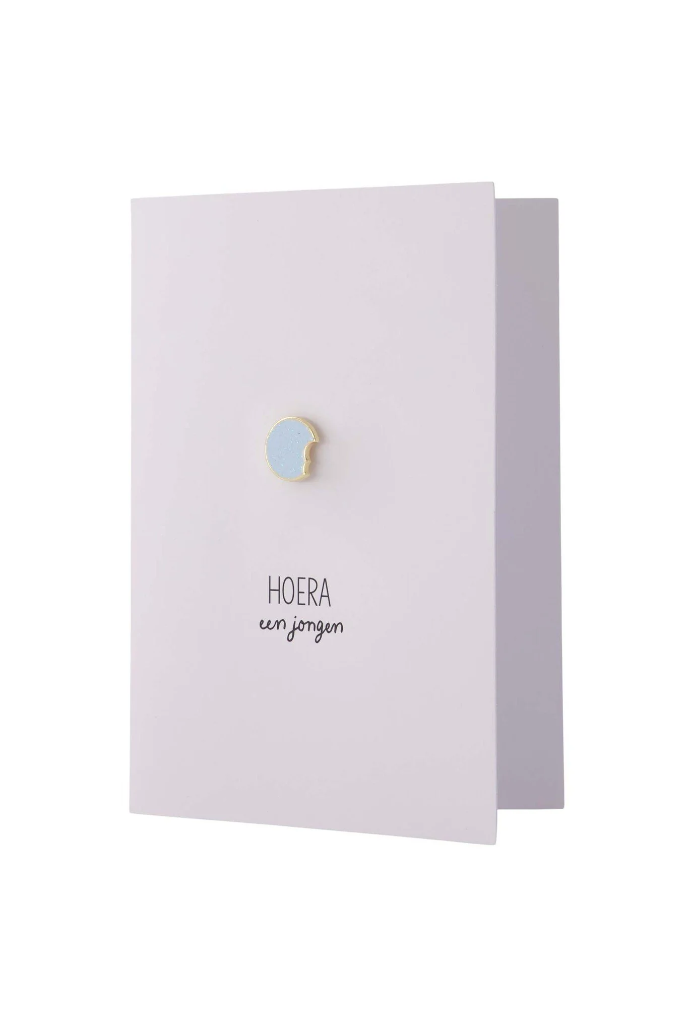 Zusss | Wenskaart hoera een jongen broche blauw/wit
