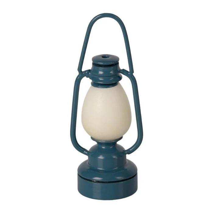Maileg – Kampeerlamp, blauw of rood.