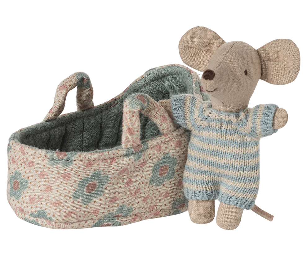 Maileg – Baby muis in draagmand – Blue. Verwacht juni