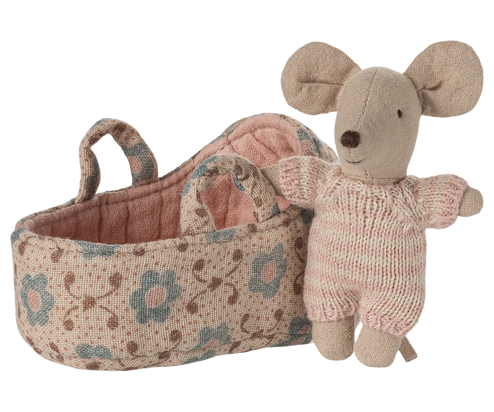 Maileg – Baby muis in draagmand – Rose.