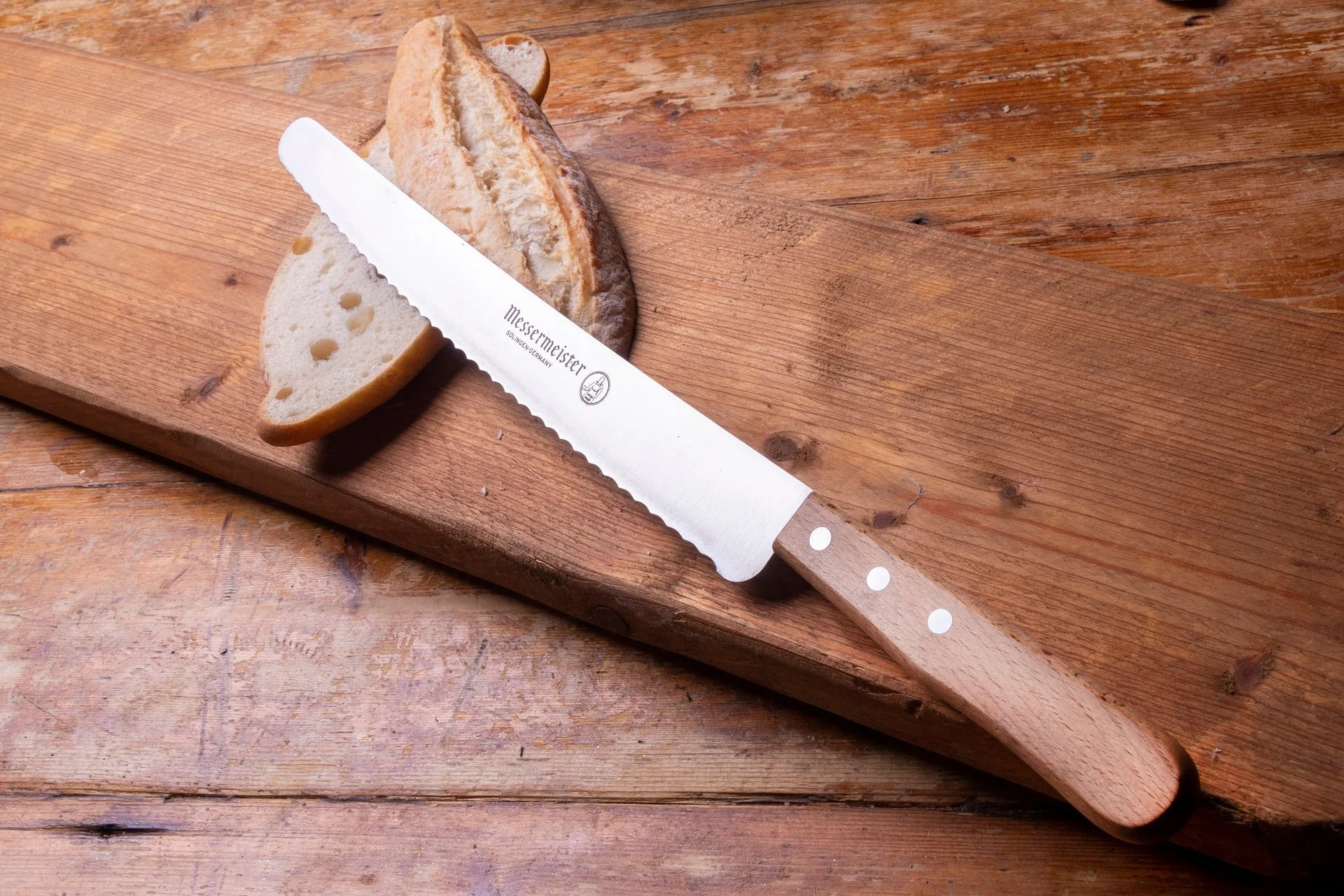 MESSERMEISTER serie FUTURE 31CM XL Broodmes RVS gekarteld FSC roodbeuken heft