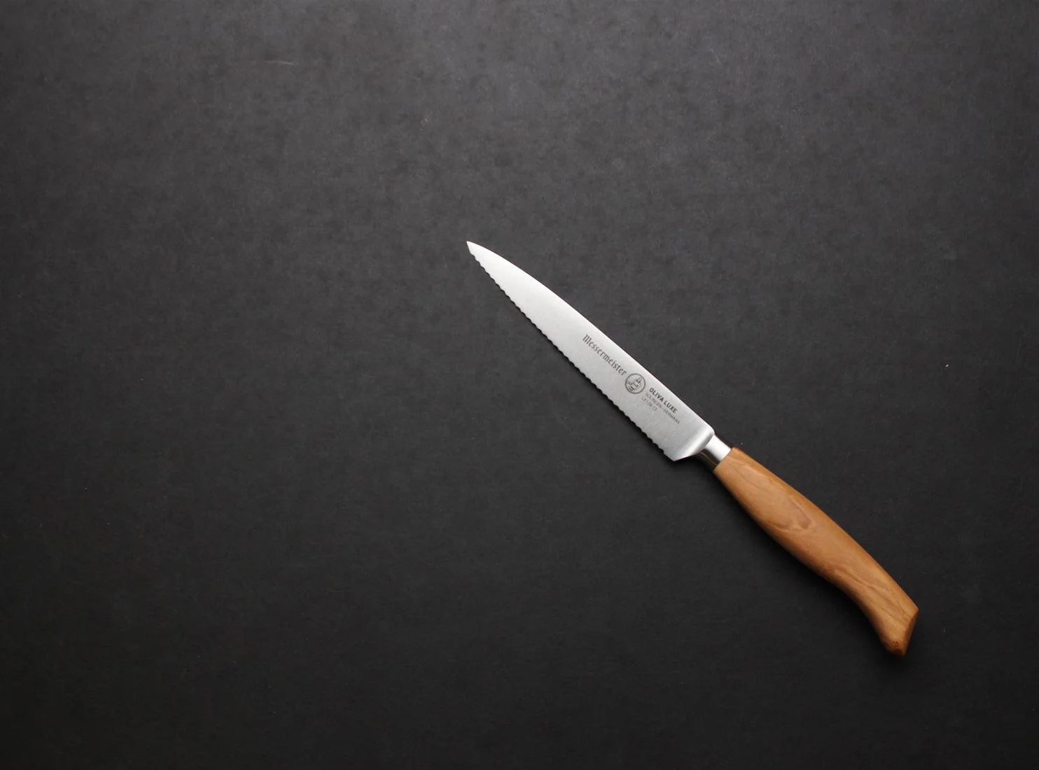 MESSERMEISTER serie OLIVA LUXE 13cm gekarteld tomaten mes met olijfhouten heft
