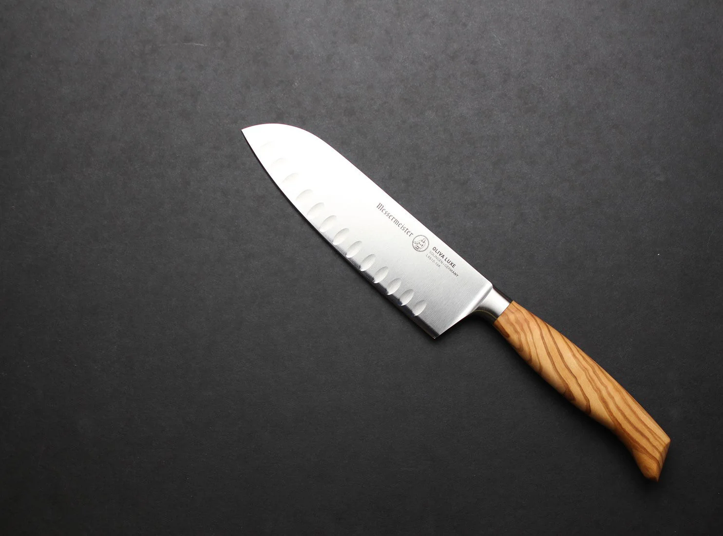 MESSERMEISTER serie OLIVA LUXE 16,5cm SANTOKU met kullenschliff en olijfhouten heft